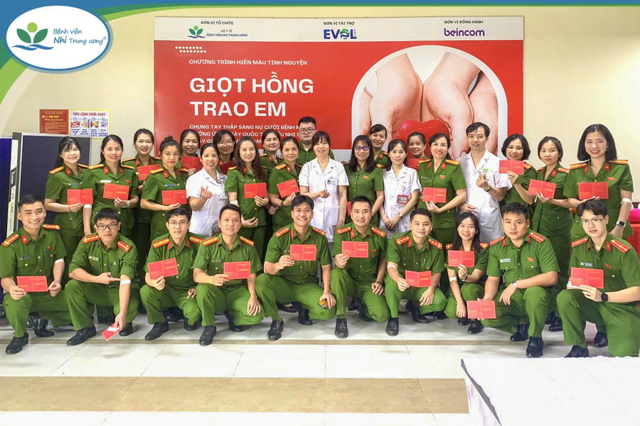 Cán bộ, chiến sỹ tại Viện Khoa học hình sự tham gia hiến máu cứu người.