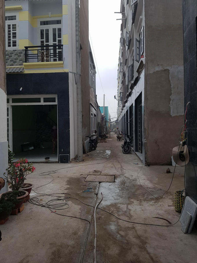 Một công trình "biến hóa" từ nhà ở riêng lẻ thành dãy nhà phố biệt lập tại phường Tân Tạo A, quận Bình Tân.