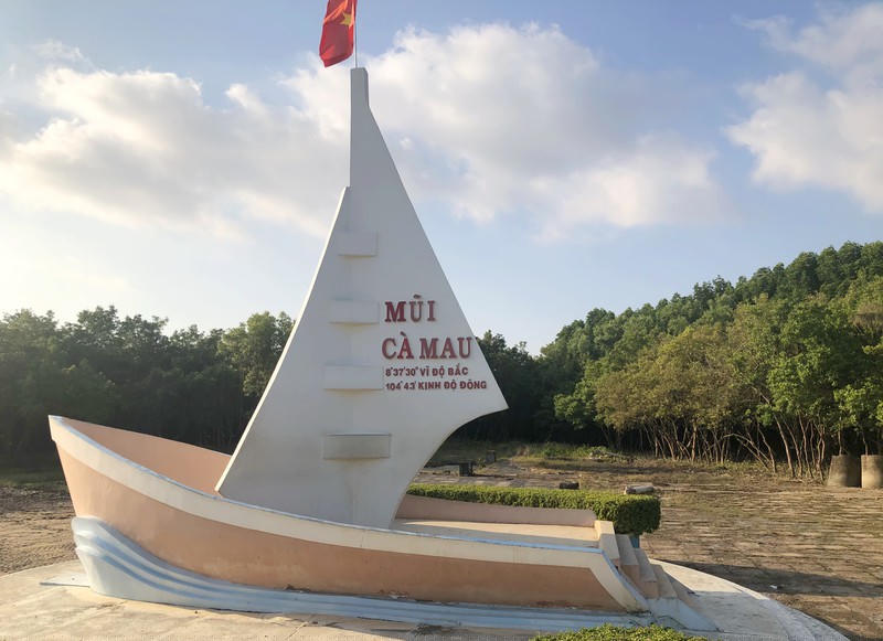 Biểu tượng con thuyền quen thuộc với du khách khi đến Mũi Cà Mau.