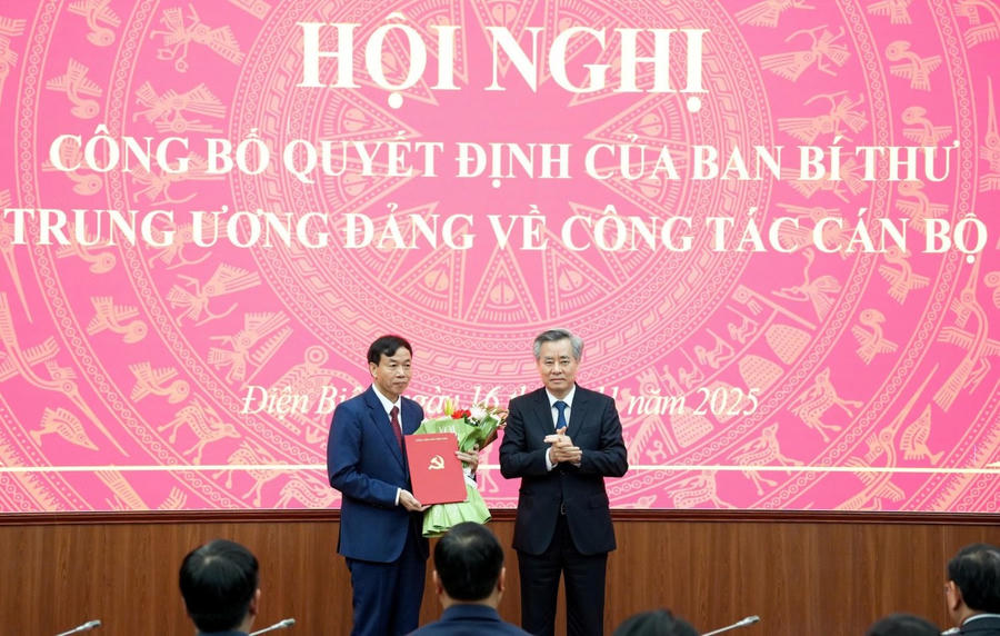 Phó trưởng Ban Tổ chức Trung ương Nguyễn Quang Dương trao Quyết định của Ban Bí thư cho Phó Bí thư Tỉnh ủy Điện Biên Lê Văn Lương.