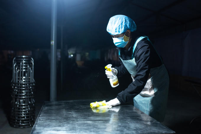 Chị Đoàn Thị Nhẹ, làm việc tại phòng tổ chức hành chính mỗi khi rảnh lại xuống bếp.