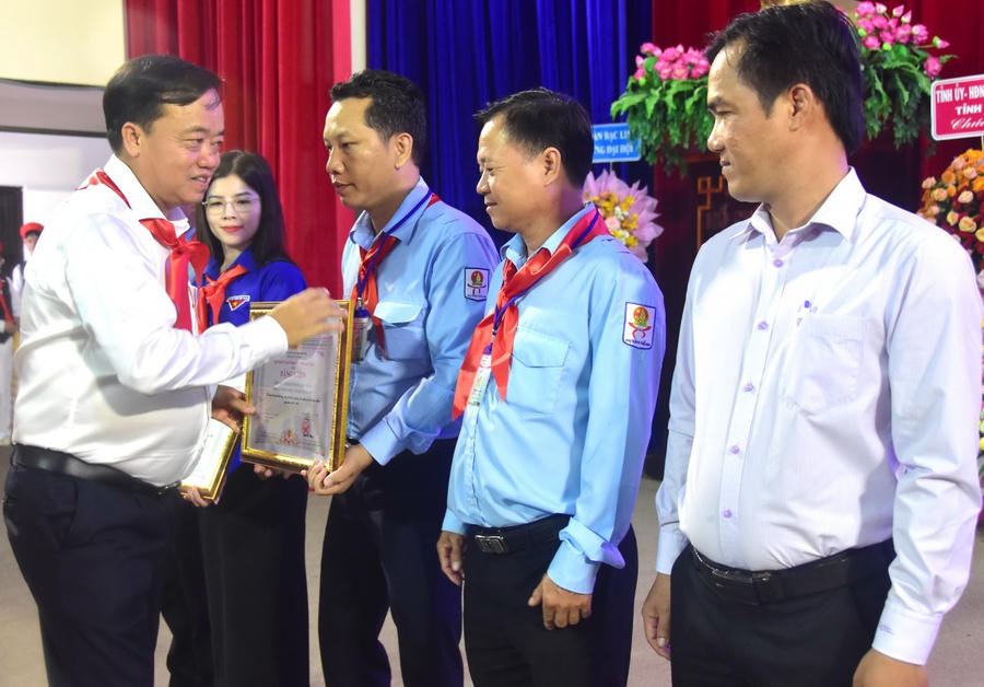 Ông Huỳnh Quốc Việt - Ủy viên dự khuyết BCH TW Đảng, Phó Bí thư Thường trực Tỉnh ủy, trao Bằng khen UBND tỉnh cho các tập thể có thành tích xuất sắc trong công tác Đội và phong trào thiếu nhi tỉnh Bạc Liêu.