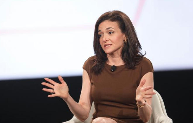 Mark Zuckerberg kh&ocirc;ng loại trừ khả năng sẽ tung ra một phi&ecirc;n bản Facebook phải đ&oacute;ng ph&iacute; h&agrave;ng th&aacute;ng