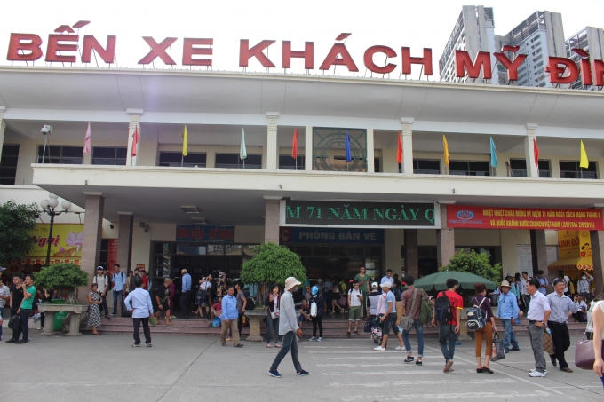 Tại bến xe Mỹ Đình, dòng người đổ về mỗi lúc một đông.