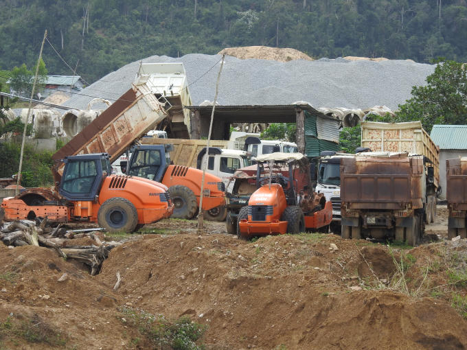 Xe máy công trình của các đơn vị xây dựng chờ mặt bằng thi công đã bắt đầu han rỉ.
