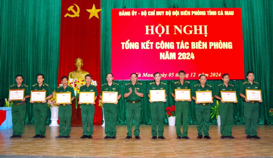 Đại tá Phạm Anh Chương - Chỉ huy trưởng BĐBP tỉnh Cà Mau, tặng Giấy khen cho các cá nhân có thành tích trong xuất sắc trong phong trào thi đua quyết thắng năm 2024.