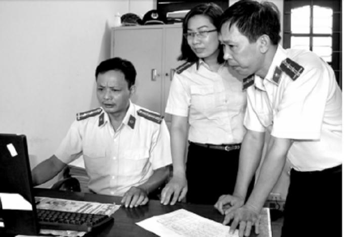 Các chấp hành viên Chi cục THADS thành phố Tuyên Quang trao đổi nghiệp vụ. (Ảnh minh họa)