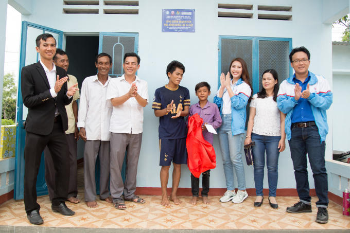 Hoa hậu Tường Linh về miền n&uacute;i tặng nh&agrave; cho 2 anh em mồ c&ocirc;i