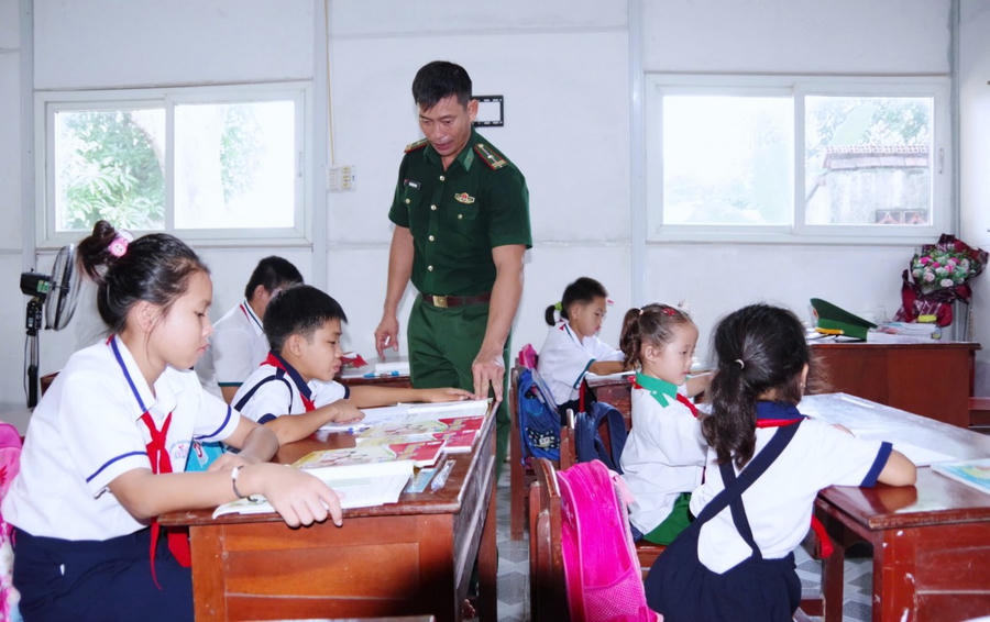 Lớp học có nhiều cháu học sinh với các độ tuổi khác nhau.