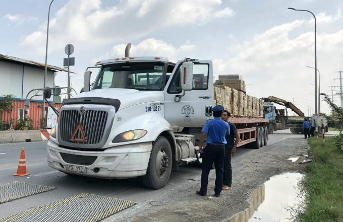 Thanh tra giao thông kiểm tra xe tại trạm cân tại đường Võ Chí Công, TP Thủ Đức, năm 2021. Ảnh: Hạ Giang