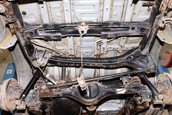 Cọ rửa gầm xe ôtô nên được thực hiện thường xuyên. Ảnh: ST