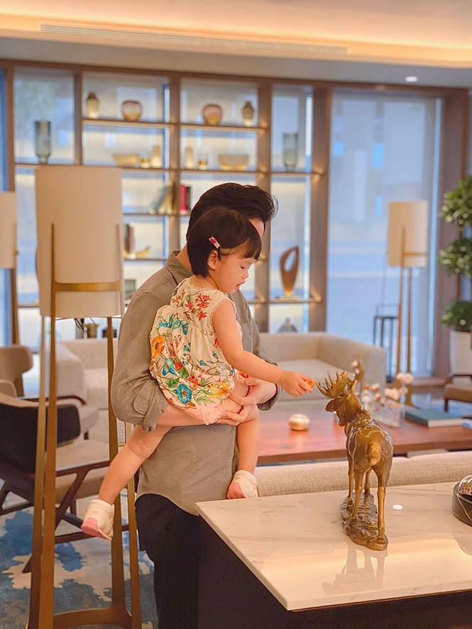 Hoàng Thuỳ, Mâu Thuỷ cùng diện mốt hững hờ cúc áo khoe vòng một nóng bỏng - ảnh 11