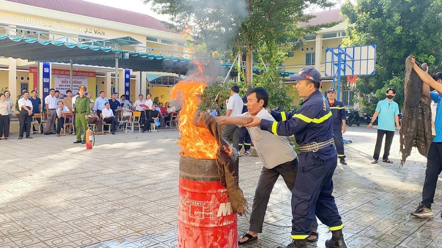 : Các cán bộ Đội chữa cháy và CNCH hướng dẫn kỹ năng dập lửa bằng bao bố.