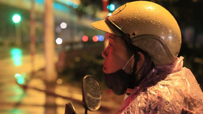 Một người xe ôm không có khách vẫn đang cố giữ "vị trí"