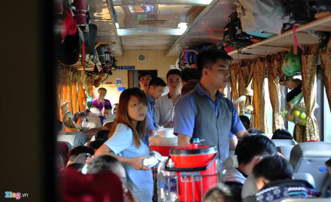 Nhân viên phục vụ cung cấp nước uống, cơm, mỳ gói cho hành khách trên tàu vào buổi sáng.