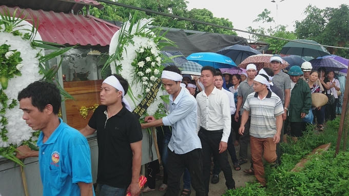 Những bước chân như nặng hơn, nhịp đi cũng chậm hơn để gia đình, người thân được thêm mỗi giây, mỗi phút cuối tiễn biệt.