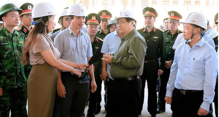 Trong chuyến thăm Thủ Tướng chỉ đạo lãnh đạo tỉnh Gia Lai sớm chỉ đạo khắc phục hậu quả cơn bão số 13 gây ra trên địa bàn. Ảnh: H.C