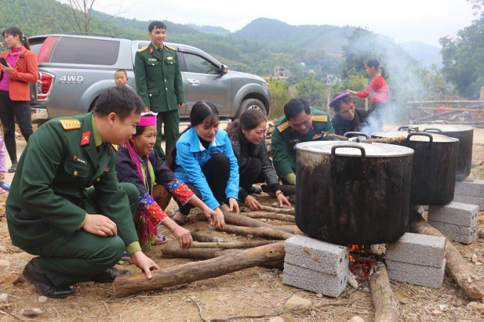Một dàn nồi bánh được nổi lửa trong niềm hoan hỉ của quân và dân.