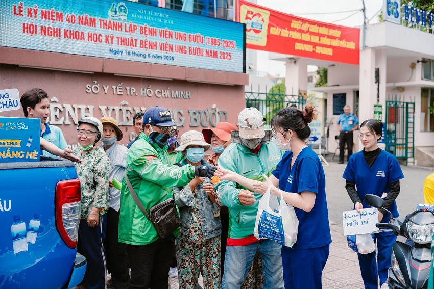 Những tài xế công nghệ, người bán hàng rong, người dân xếp hàng chờ thăm khám,... ghé nhận nước uống miễn phí giữa trưa nắng.
