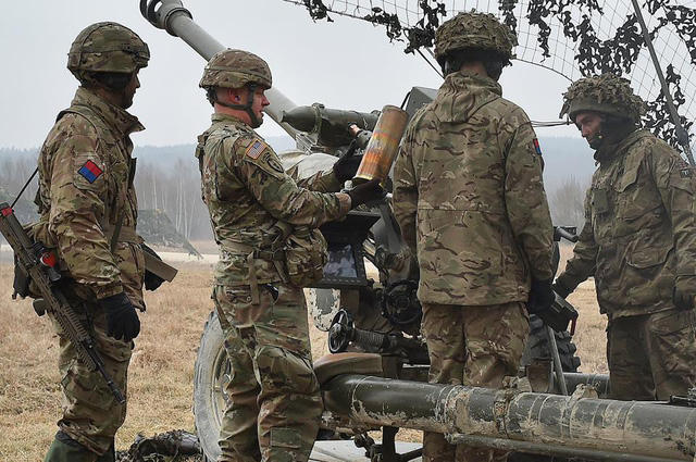 Các binh sĩ tham gia tập trận pháo binh Dynamic Front 18 (Ảnh: US Army Europe)