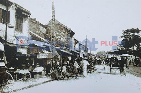 Chia sẻ với Phapluatplus, chị Nguyễn Thanh Hoa (ở Bắc Từ Liêm, Hà Nội) cho biết: "Được tận mắt nhìn thấy những hình ảnh thời bao cấp của Hà Nội mới thấy được rằng, ông bà xưa của chúng ta khó khăn vất vả ra sao". Ảnh: Loan Bảo.