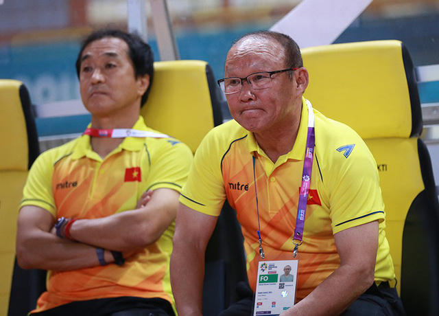 HLV Park Hang Seo cùng trợ lý Lư Đình Tuấn có mặt ở sân Wibawa Mukti để theo dõi trận đấu giữa Olympic Iran và Olympic Triều Tiên ở bảng F.