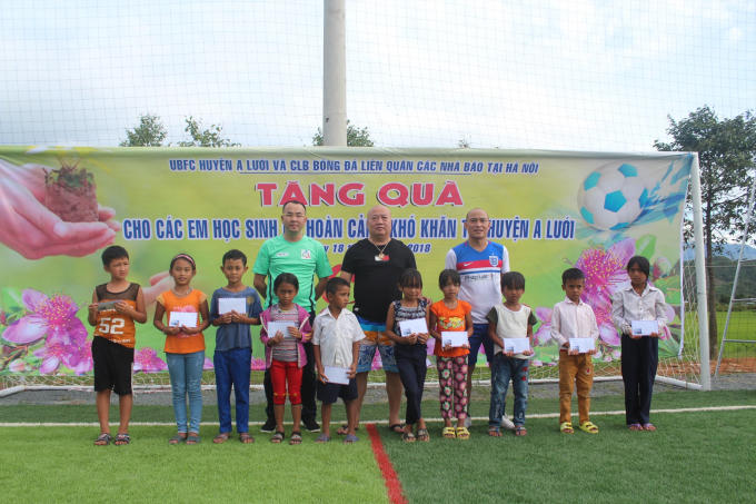 Đại diện CLB bóng đá liên quân các Nhà báo tại Hà Nội trao quà cho các em.
