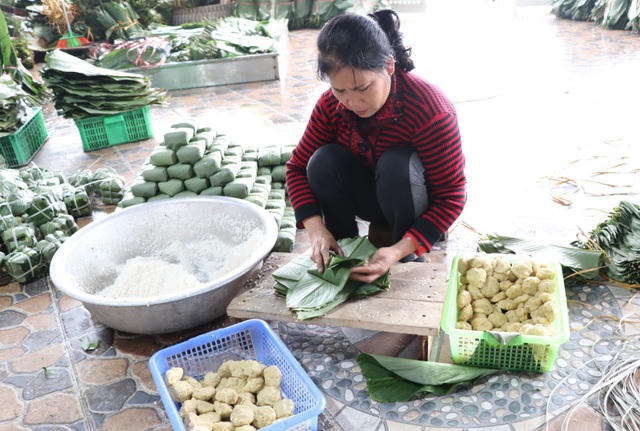 Càng gần đến dịp Tết Nguyên đán, các hộ dân càng nhận được nhiều đơn đặt hàng bánh to nhỏ đủ loại.
