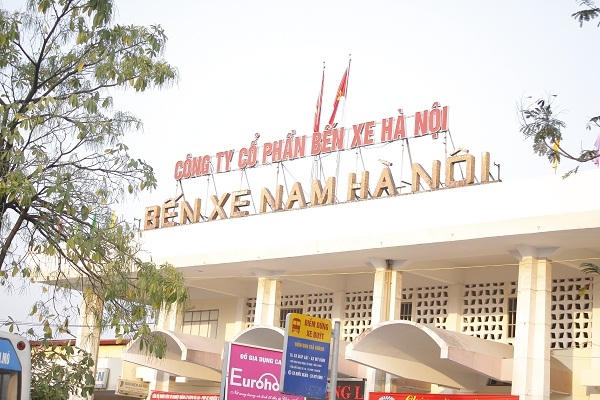 Tại bến xe Giáp Bát, hàng nghìn người từ khắp mọi nơi kéo về tại đây, để bắt xe bus đi về nơi làm việc của mình tại Thủ đô.