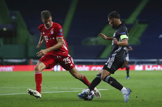 Pha đối đầu giữa Muller và Aourar, Lyon cố gắng chơi tấn công trong hiệp thi đấu thứ hai trong khi Bayern Munich cố gắng kiểm soát trận đấu