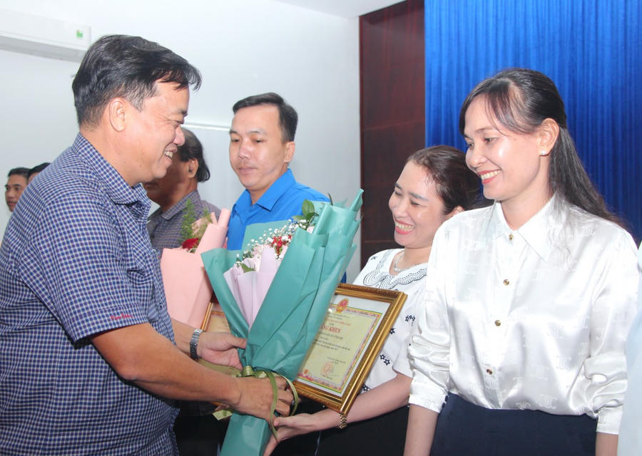 Ông Huỳnh Quốc Việt - Ủy viên dự khuyết BCH TW Đảng, Phó Bí thư Thường trực Tỉnh ủy, Chủ tịch UBMTTQ Việt Nam tỉnh, trao Bằng khen cho các tập thể có thành tích xuất sắc trong việc góp phần cùng tỉnh hoàn thành Chương trình xóa nhà tạm, nhà dột nát năm 2025 (ngày 23/7).