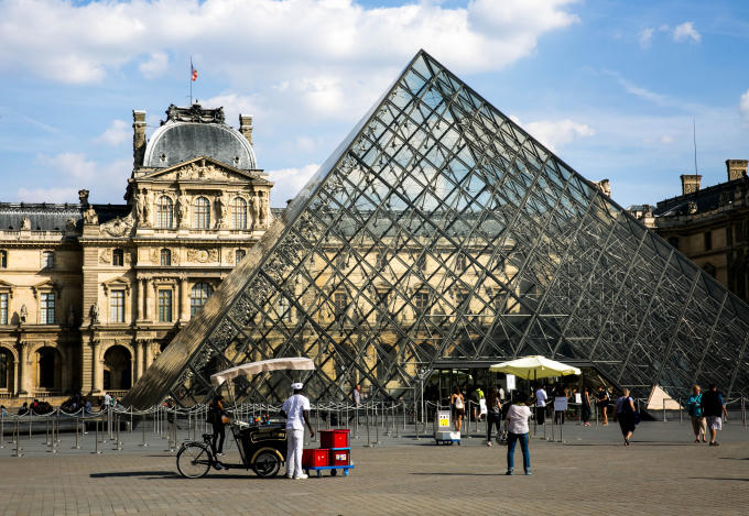 Kim tự tháp kính Louvre được xây dựng từ năm 1983 cũng là một cửa ra vào quan trọng của bảo tàng, mặc dù mang đường nét và chất liệu hiện đại nhưng đã rất hài hòa với lâu đài cổ.