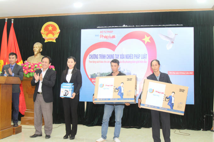 Phó TBT Đặng Ngọc Luyến tặng quà cho hộ nghèo vùng biển Tiên Lãng, Hải Phòng.