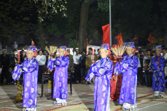 22h đêm, Trò Trám kết thúc, nhiều người dân về nhà ngủ. Thời điểm này, các cụ cao niên bắt đầu tế lễ với các nghi thức linh thiêng đến gần 12h đêm.