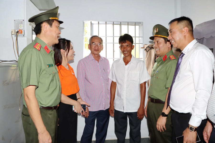 Lãnh đạo các cấp thăm hỏi gia đình ông Nguyễn Văn Bi (Ngụ ấp Phước Hòa Tiền, thị trấn Phước Long, huyện Phước Long, tỉnh Bạc Liêu).