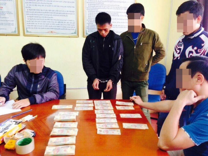 Đối tượng Triệu Văn Diện và số tang vật tại cơ quan Công an.