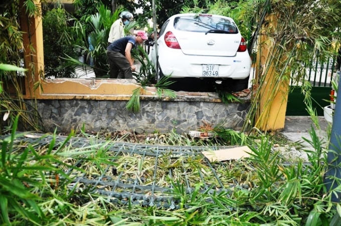 TP HCM: Nữ tài xế húc đổ rào thép, đè cụ ông chạy xe ôm