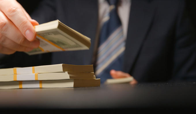 Có những cán bộ bị quyến rũ rồi gục ngã trước những “viên đạn bọc đường”, trở nên suy thoái biến chất. Ảnh minh họa