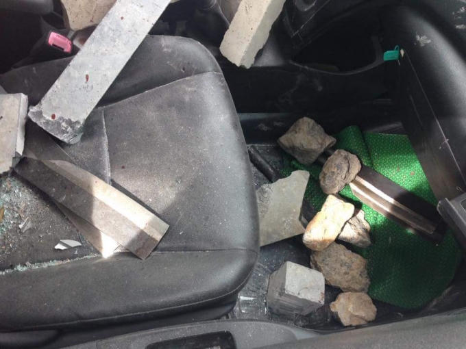 Trong xe taxi có rất nhiều dao do 2 nam thanh niên này mang theo. Ảnh Facebook Tùng Lâm.