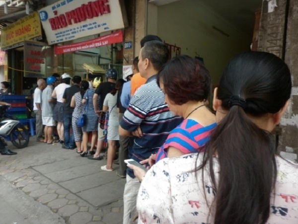 Ngay từ sáng sớm đã rất nhiều người xếp hàng đợi mua bánh. Ảnh: Như Trường.