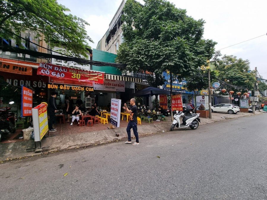 Người đi bộ không còn lối đi lại trên vỉa hè.