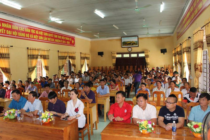 Đông đảo bà con của xã Kiệt Sơn, xã Lại Đồng, xã Đồng Sơn thuộc huyện Tân Sơn đến nhận những món quà của đoàn thiện nguyện.