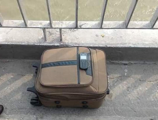 Chiếc va ly và điện thoại người phụ nữ bỏ lại  trên cầu Chương Dương trước khi nhảy xuống sông Hồng tự vẫn.