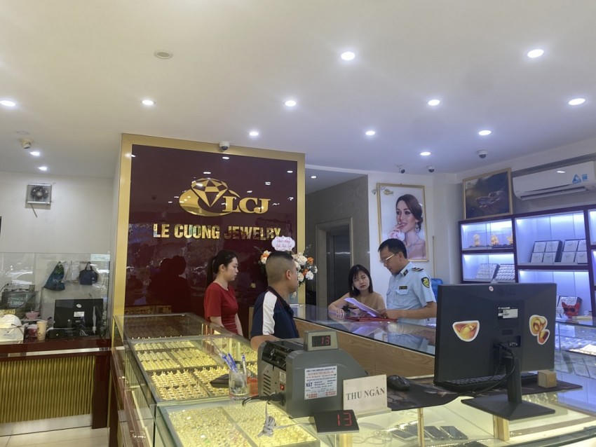 Kiểm soát viên Đội QLTT số 1 kiểm tra Cửa hàng vàng, bạc Lê Cương. Ảnh: Cục QLTT Quảng Ninh.