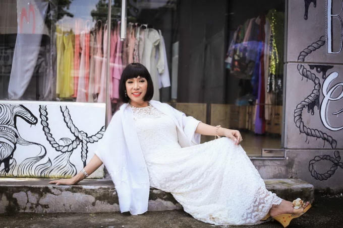 Long Nhật mặc váy trắng điệu đà giả gái.