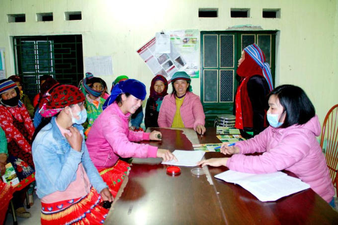 Các hộ dân ký cam kết không để con em trong gia đình tảo hôn, hôn nhân cận huyết. (Ảnh: Baohagiang.vn)