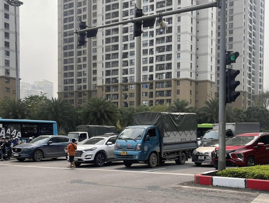 Cậu bé bán hàng rong ở ngã tư đèn đỏ Phạm Hùng – Trần Duy Hưng