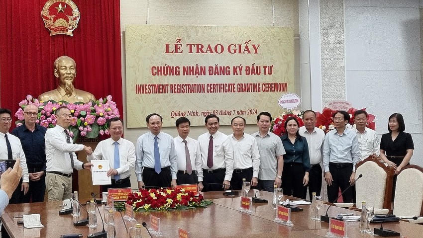 Ông Cao Tường Huy, Chủ tịch UBND tỉnh Quảng Ninh trao giấy chứng nhận đăng ký đầu tư cho Tập đoàn Foxconn.