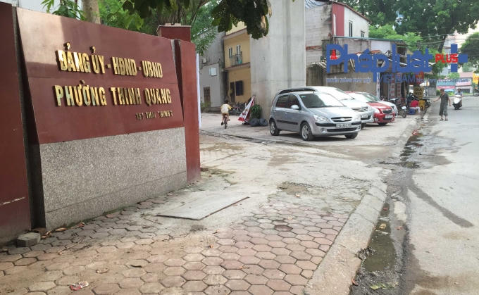 Bãi xe trái phép ảnh hưởng tới an toàn giao thông đường sắt, đường bộ "mọc" ngay trước cổng UBND phường Thịnh Quang (Đống Đa, Hà Nội) những không thấy lực lượng chức năng xử lý.