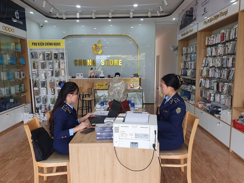 Phát hiện, tạm giữ 13 điện thoại Iphone tại cửa hàng CHUNG STORE. Ảnh Cục QLTT Quảng Bình